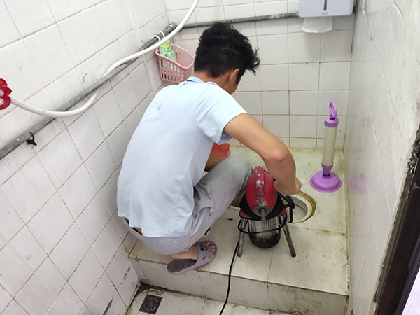博尔塔拉管道堵塞冒臭气 专业师傅现场解决问题